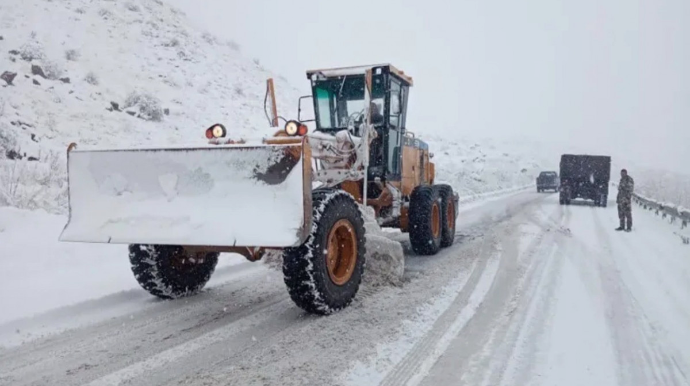 Yuxarı Lars yenidən yük maşınlarının keçidi üçün bağlanıb - YENİLƏNİB 