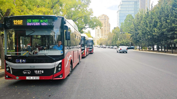 Переполненные автобусы и высокие цены:  пассажиры маршрута 120E возмущены - ВИДЕО 