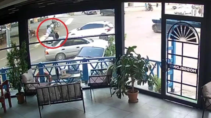 Motosikletlə şou göstərib qəzaya düşdü - yaralılar var -  VİDEO 