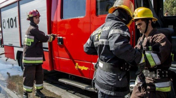 В Баку в жилом здании произошел пожар