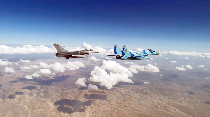 Azərbaycanın qırıcı təyyarələri şərti düşmənə zərbələr endirib  - FOTO - VİDEO