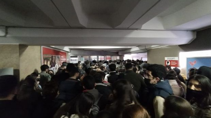 Bakı metrosunda vətəndaşlardan edtiraz: Süni sıxlıq, yoxsa pandemiya qaydaları? 