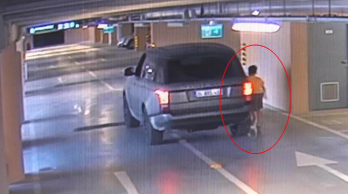 Xalasının ehtiyatsızlığı uşağın faciəvi ölümünə SƏBƏB OLDU - Hadisə kameraya düşdü - FOTO