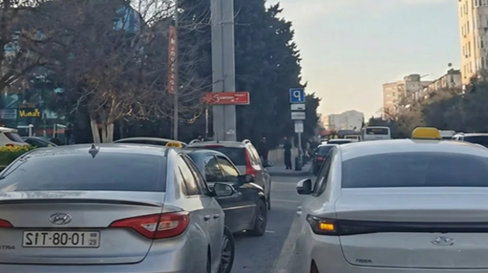 Taksi dayanacaqlarının ZƏBT OLUNMASI: "Qayda pozmağa məcbur qalırıq"   - FOTO - VİDEO
