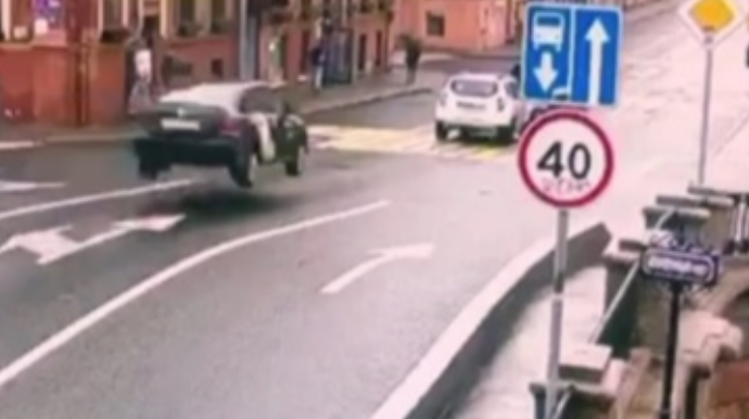 Sürətlə körpüyə girən taksi havada uçdu; 4 maşın zərər gördü - VİDEO