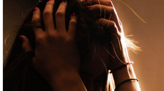 Azərbaycanda kişinin azyaşlı qızına işgəncə verməsinin görüntüləri - ANBAAN  - VİDEO