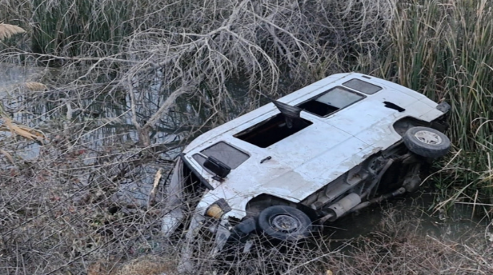 Şəmkirdə mikroavtobus su kanalına aşdı - FOTO  - YENİLƏNİB