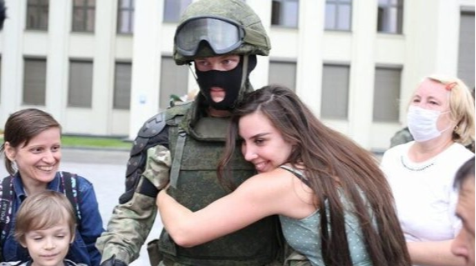 Belarusda polislər etirazçılara belə dəstək oldu  - FOTO