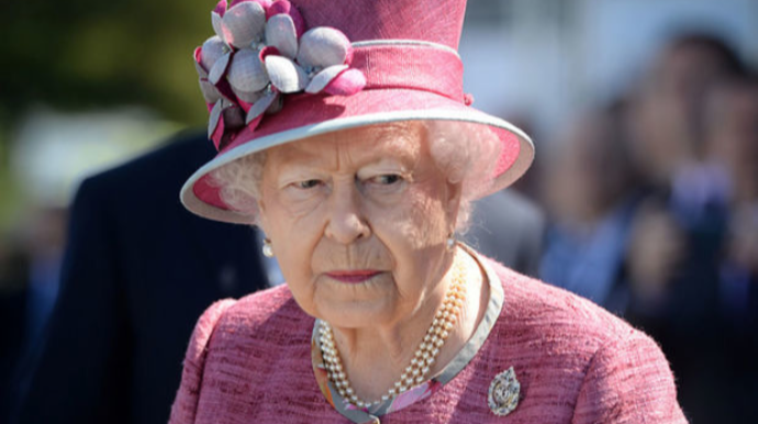 Королева Елизавета II впервые появилась на публике с тростью - ФОТО 