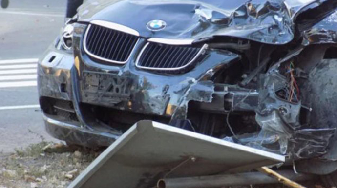 В Баку BMW врезался в стену: погиб водитель 