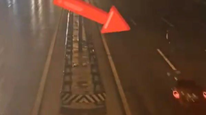 Yağışlı havada keçiddən keçməyən piyadanı maşın belə vurdu - DYP-dən VİDEO 