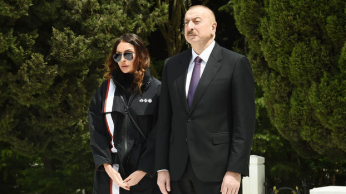 İlham Əliyev və Mehriban Əliyeva Həzi Aslanovun məzarını ziyarət ediblər