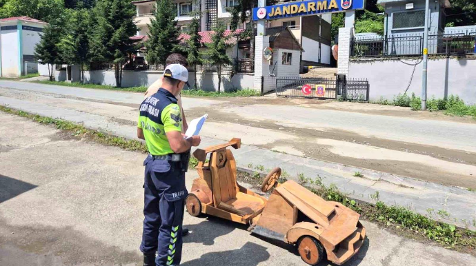 Taxtadan hazırlanan avtomobili yol polisi saxladı - VİDEO 