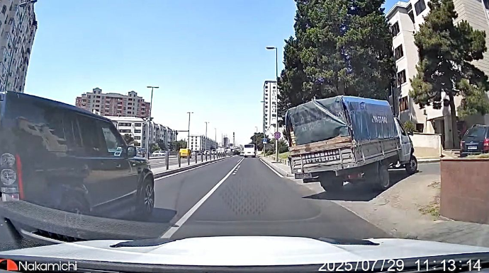 Prospektdə qəfil avtobus zolağına keçən “Qazel” sürücüsü qəza şəraiti yaratdı    - VİDEO