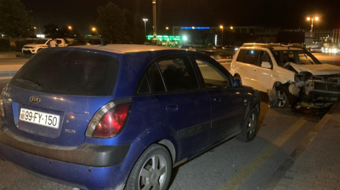 Bakıda iki avtomobil toqquşub, işıq dirəyi aşıb  - FOTO