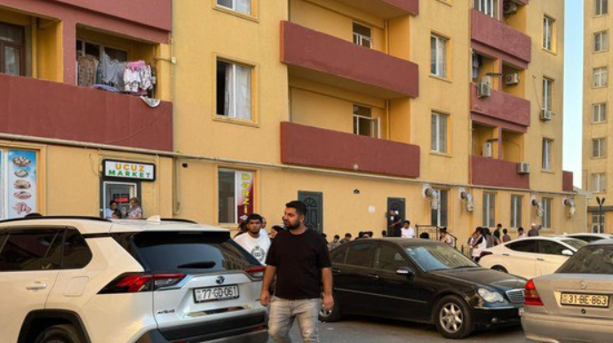 Abşeronda azyaşlı çoxmərtəbəli binadan yıxılaraq öldü - FOTO