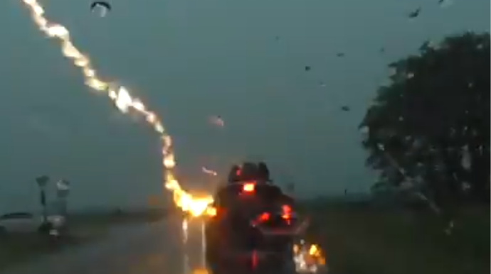 Avtomobilə eyni anda 4 dəfə ildırım düşərsə nə olar - VİDEO