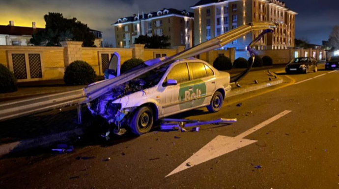Aeroport yolunda dəhşətli qəza; "Bolt"un taksisi dəmir arakəsməyə girdi - VİDEO 