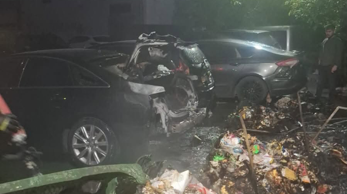 Bakıda yaşayış kompleksinin həyətində 4 avtomobil yandı - FOTO - YENİLƏNİB