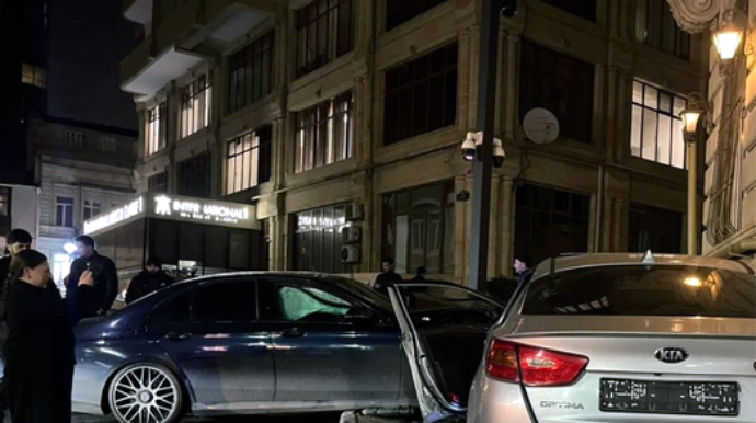 Paytaxtın mərkəzində iki avtomobil toqquşub - VİDEO 