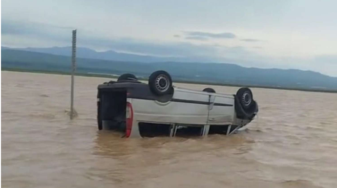 Gömrükçülər qəzaya düşüb  - Onlar da seldən qaça bilmədi - VİDEO 