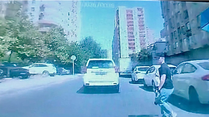 Bakıda diqqətsiz piyada  sürücüyə qorxu dolu anlar yaşatdı  - ANBAAN VİDEO