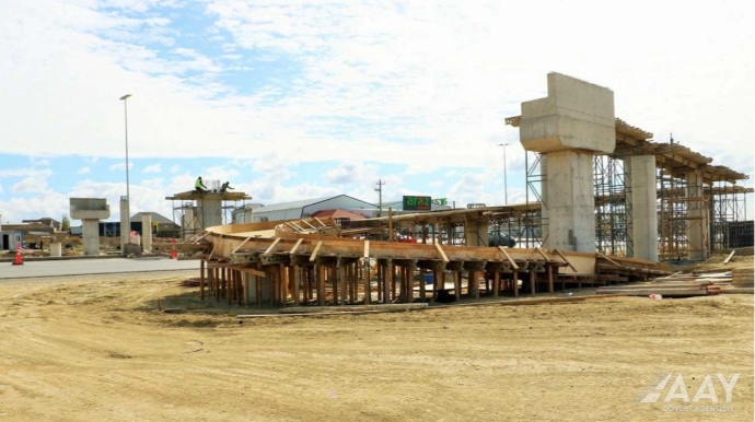 Yeni yerüstü piyada keçidinin inşası davam etdirilir - FOTO