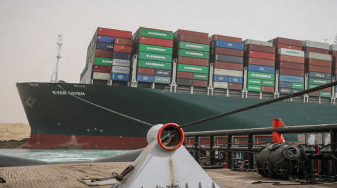 Süveyş kanalında tıxac yaradan yük gəmisi boşaldılacaq