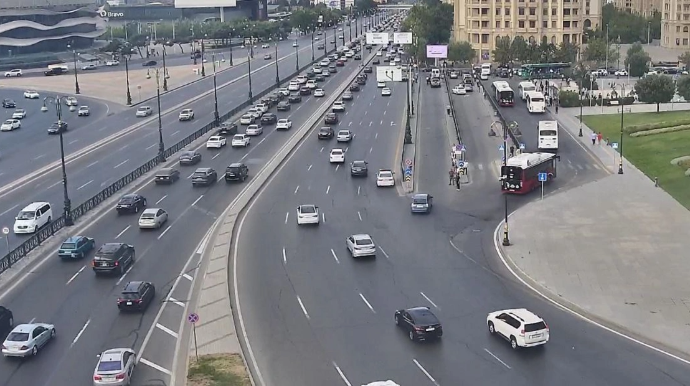 На каких улицах Баку 25 августа наблюдаются транспортные заторы? 