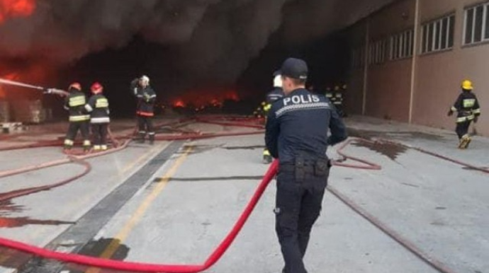 Yasamalda yanan binadan sakinlərin təxliyəsi üçün polis əməkdaşları cəlb olunub 
