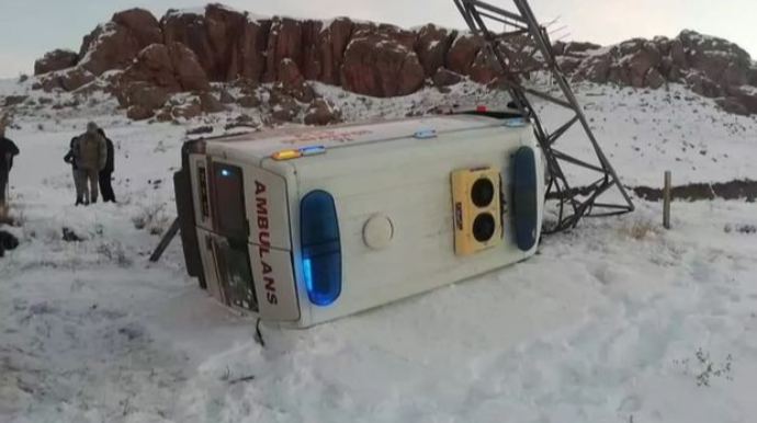 Təcili tibbi yardım maşını qəzaya düşdü: beş yaralı var 