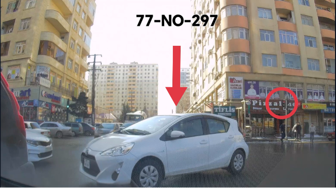 Qırmızıda dayanmayan sürücü aləmi bir-birinə qatdı  - VİDEO