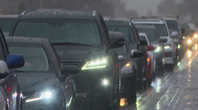 Yağış Bakı küçələrində tıxaca səbəb oldu - VİDEO 