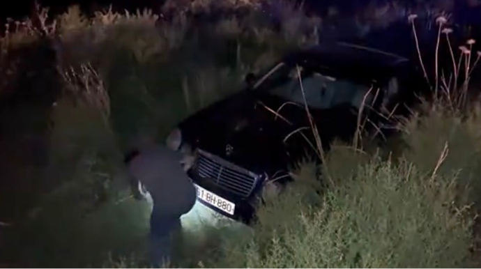 İdarəetmədən çıxan “Mercedes” su kanalına düşdü   - VİDEO