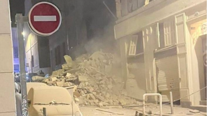 Paytaxtda bina uçub, 8 nəfər yaralanıb 