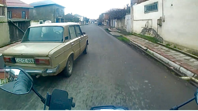 В Лянкяране водитель создал аварийную ситуацию для мотоциклиста — ВИДЕО 