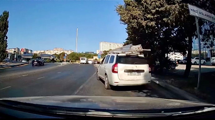 Yolu bağladı, geriyə sürərək qəza şəraiti yaratdı – 99-GG-189    - VİDEO