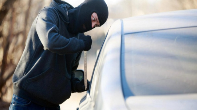 Avtomobildən pulla dolu paltar oğurlandı 