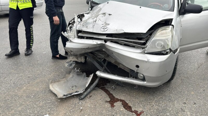 Sumqayıtda "Prius” çörək daşıyan maşınla toqquşdu - Çörək maşını aşdı - FOTO 