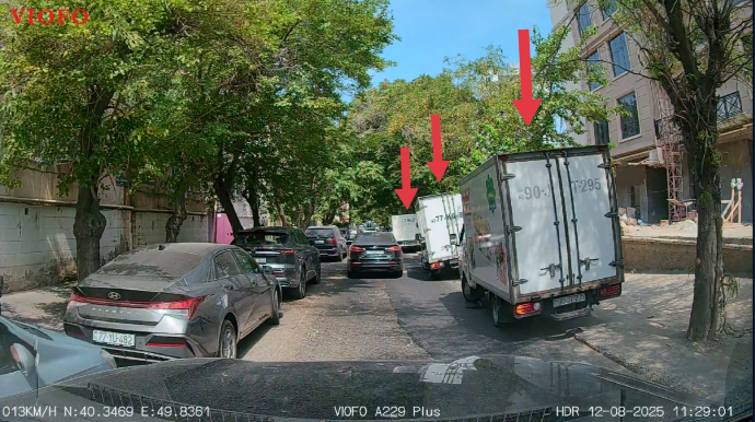 Bu küçədə "Tamstore" marketə mal gətirən yük maşınları yolu da zəbt ediblər, səkini də - VİDEO  