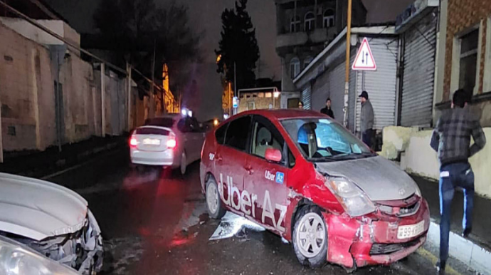 Bakıda yol kəsişməsində maşınlar toqquşub - FOTO 
