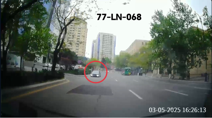 В Баку водитель решил сократить путь и проехал против движения - ВИДЕО 