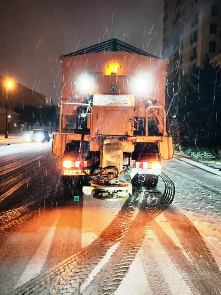 Azərbaycanda yüksək vəzifəli məmurun oğlunun toyunda yığılan pullar oğurlandı