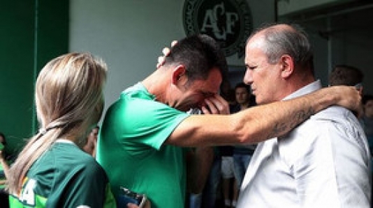 Futbolçuları təyyarə qəzasında ölən klubun qapıçısı karyerasını başa vurdu