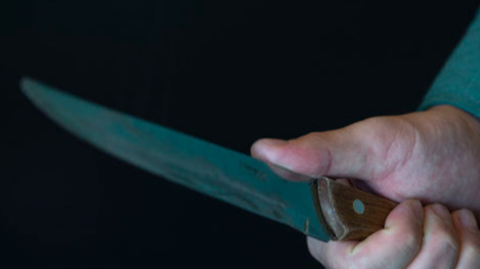 В Баку мужчину ударили ножом, его спас таксист