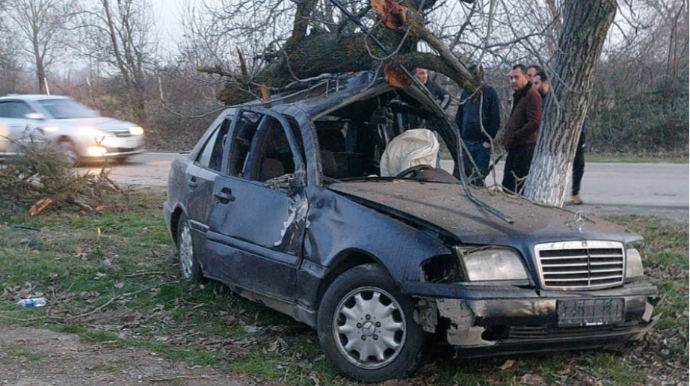 Xaçmazda avtomobil ağaca çırpılıb, ölən və yaralanan var - FOTO
