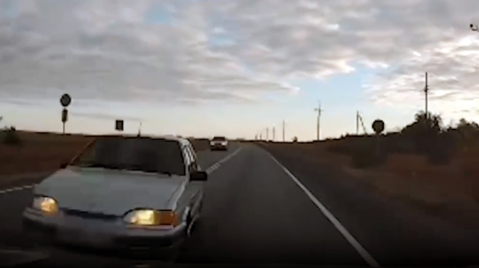 Ötmənin qadağan olunduğu yerdə əks yola çıxıb qəzaya düşən gənc sürücü öldü - VİDEO 