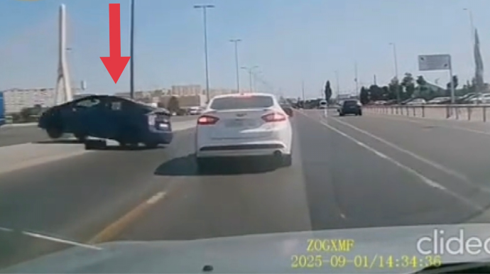 В Баку водитель неверно совершил маневр и откинул Prius на встречную дорогу - ВИДЕО 
