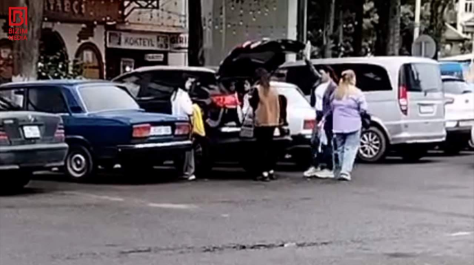 Üç uşağı avtomobilin "baqaj"ında daşıyan qadın sürücü CƏZALANDI - VİDEO 