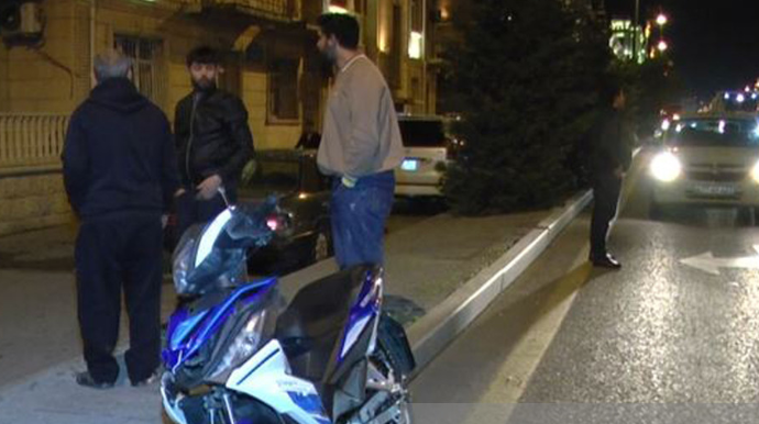Bakıda piyadanı vuran motosiklet sürücüsü xəsarət alıb - FOTO 